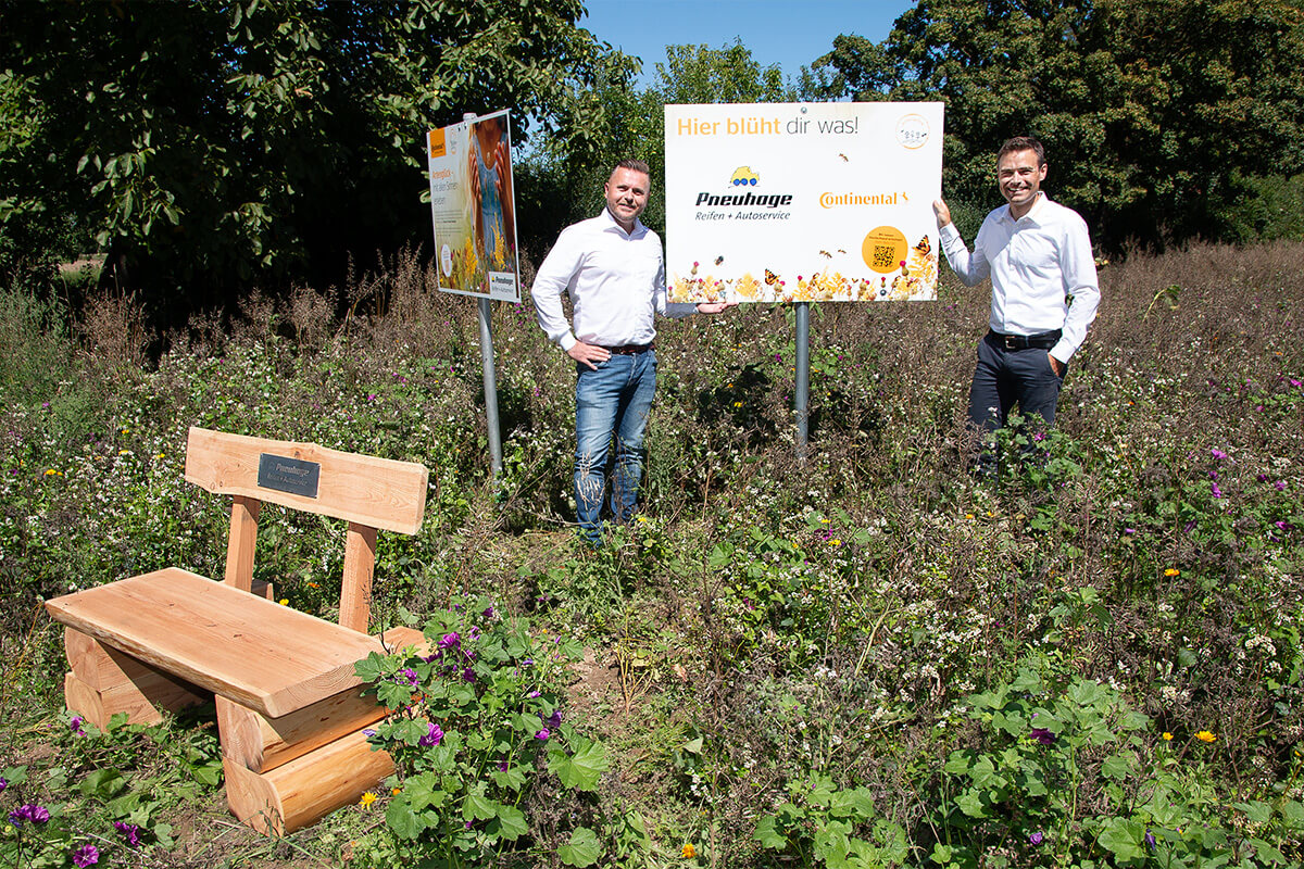 Christian Burkhard (l.), Marketingleiter Pneuhage, und Philipp Sombeck (r.), Key-Account-Manager Continental, bei der Artenglück Blühwiese in Karlsruhe.