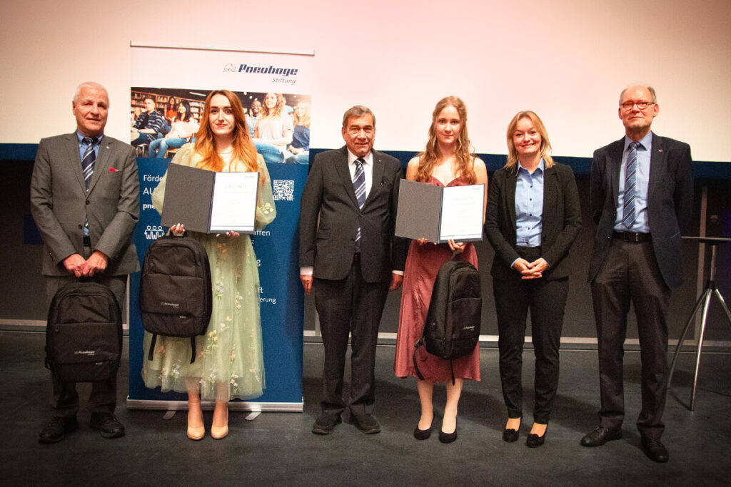 Die Vorstände der Pneuhage Stiftung, Peter Schütterle, Prof. Dr. Matthias Mungenast und Katrin F. Lehmeier, gratulierten den beiden Preisträgerinnen Tara-Sophie Lehmann und Jelena Haßler im Beisein von Prof. Dr. Bernhard Herold, Studiengangsleiter der DHBW Karlsruhe im Fachbereich BW-Handel.