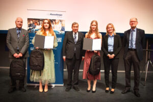 Die Vorstände der Pneuhage Stiftung, Peter Schütterle, Prof. Dr. Matthias Mungenast und Katrin F. Lehmeier, gratulierten den beiden Preisträgerinnen Tara-Sophie Lehmann und Jelena Haßler im Beisein von Prof. Dr. Bernhard Herold, Studiengangsleiter der DHBW Karlsruhe im Fachbereich BW-Handel.