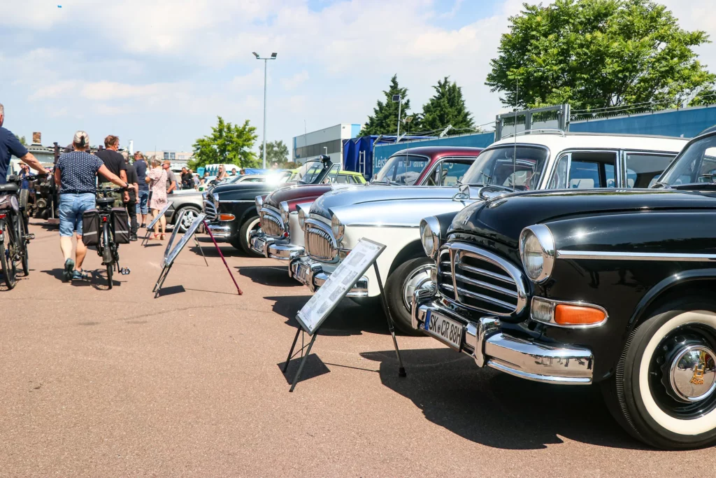 Jede Menge Oldtimer parkten am 8. Juni 2024 auf dem Gelände von Pneuhage in Bernburg