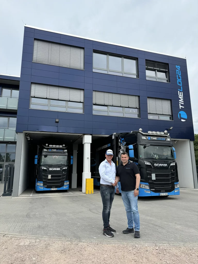 Dieter Caspari von First Stop (links) betreut Timelog24-Inhaber Samer Tatari (rechts) zuverlässig in allen Reifenfragen.